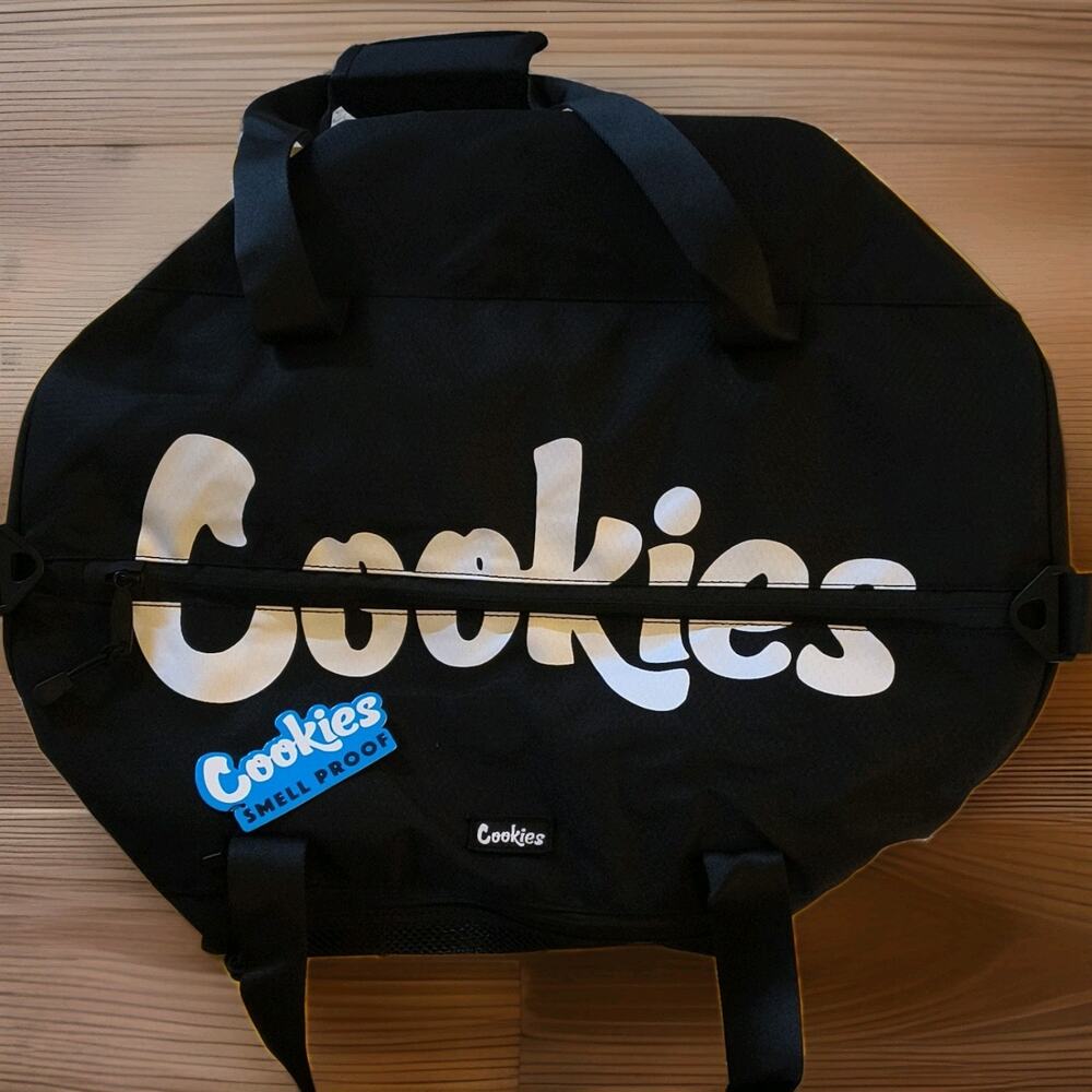 100% polyester with 3 compartments. Capacity of 44L